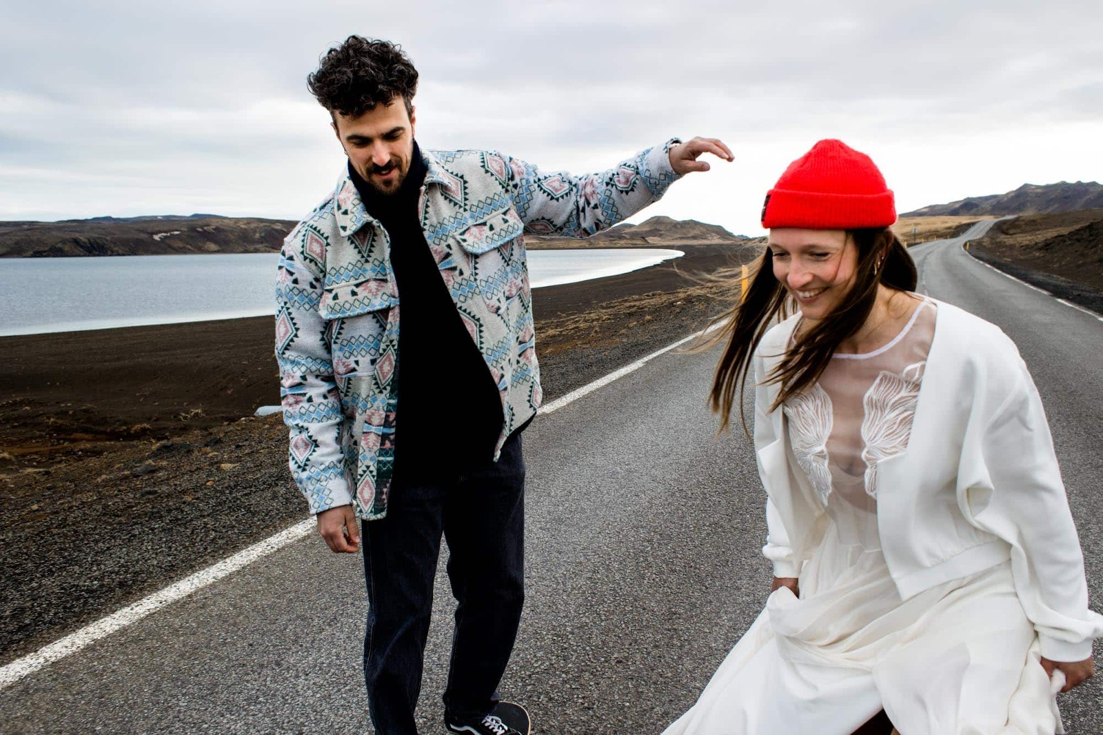 Brautpaar fährt auf dem Skateboard in Island